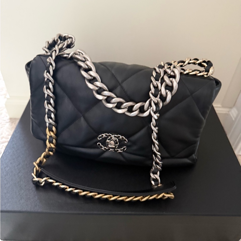 CHANEL Black Quilted Shoulder Bag with Two-Tone Chain